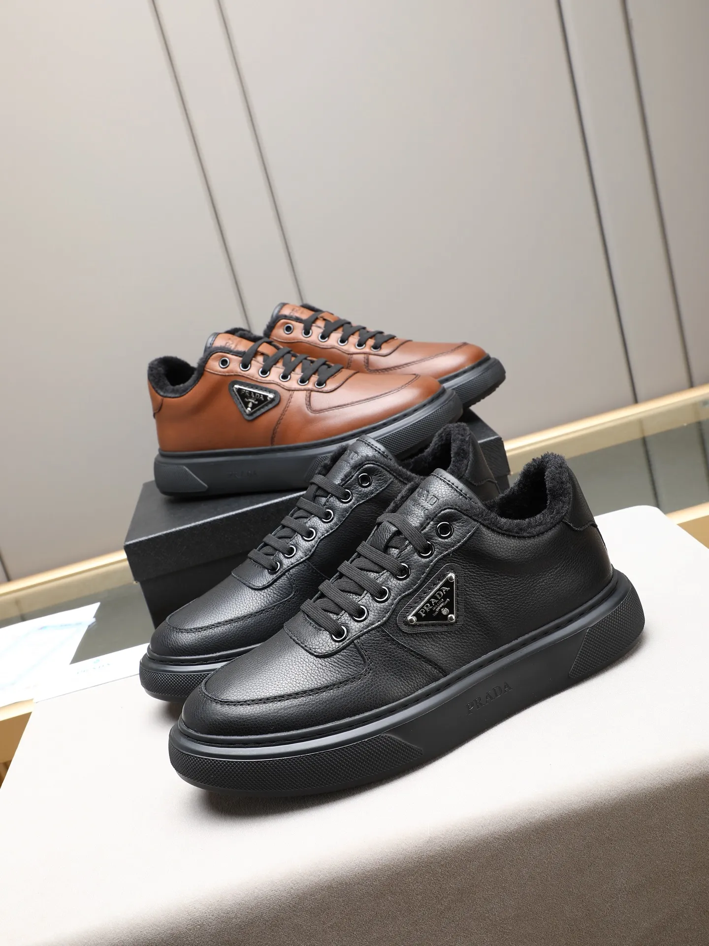 PP460 Prada/Prada men's new casual shoes, this upper is made of imported calfskin + velvet lining! The outside is decorated with the P family's classic metal triangle enamel logo, and the outsole is made of non-slip sports foam ultra-light outsole, which feels good on the feet and is a fashionable and fashionable item! Two colors to choose from!  Size: 38-44 (45 customized)